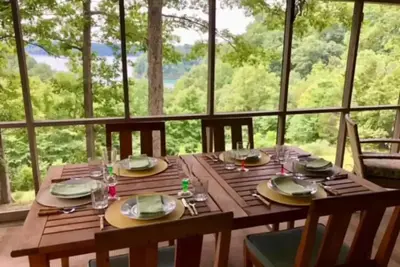 Image de Views to Die For - Relax on 2 decks + Screen Porch; 1 mile to Pleasant Hill ramp