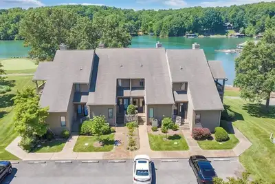 Image de Lakefront townhouse, Private on-suite balcony from primary bedroom!