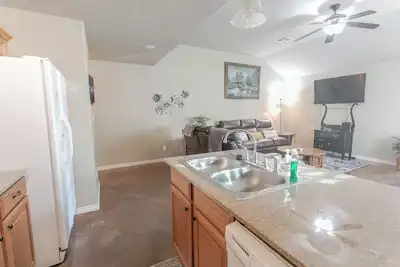 Image de Cozy 2br Home near Fort Still and Hospitals