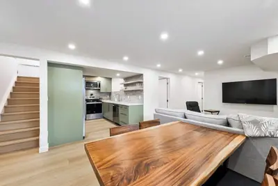 Image de Suite Holliday in Se Calgary