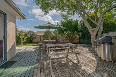 Image de Hosts on the Coast Whiti Delight