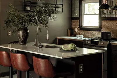 Image de Meridian Hills Woodland View - King Bed Sleeps 10. Minutes from Broad Ripple!