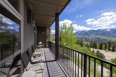 Image de Experience mountain views in this spacious 3-bedroom condo, Peregrine Point 108