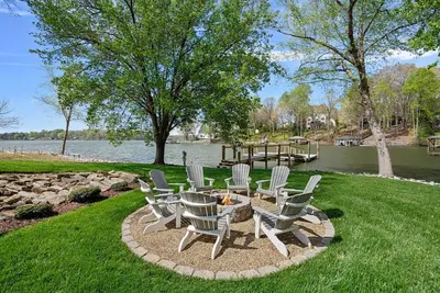 Image de Sunset Cottages by SoCharm | Intimate Lake Getaway