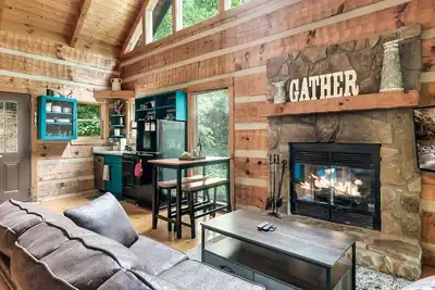 Image de Private Retreat w/ Hot Tub, Fire Pit, Log Cabin - 10 min to Pigeon Forge Pkwy!