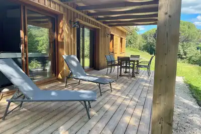 Image de Chalet avec jaccuzi intérieur proche de Montignac-Lascaux