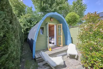 Image de Tiny House en bois près de la plage