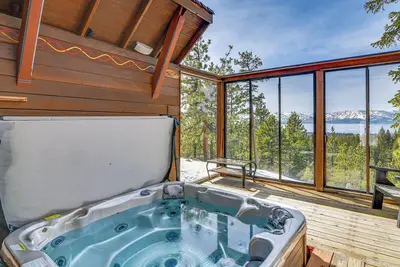 Hot Tub & Mtn Views: Grand Mountain Chalet