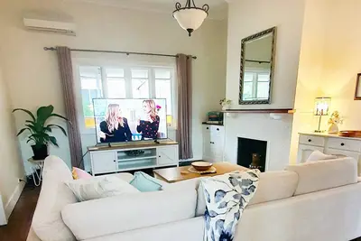 Image de Cosy, 1930's Country Style Cottage, Walking Distance From Town.