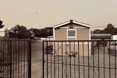 Image de A secure location with a lot of backyard