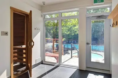 Image de Les Eaux Tremblant Classic Chalet • Pool & Jacuzzi