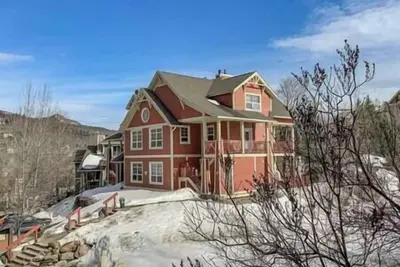 Image de Les Eaux Tremblant Luxury Chalet: Ski, Pool, Spa