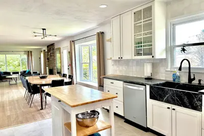 Image de 5 bedroom house with hot tub, pool table and bar next to Deer Park Manor