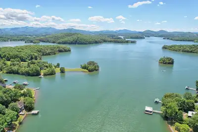 Image de Lakefront, dock, boat slip, firepit, pingpong