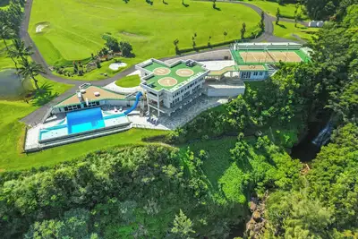 Image de Waterfalling Estate is an oceanfront compound on the Big Island unlike any other