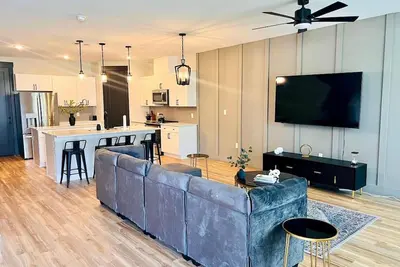 Image de Loft, New Luxurious Large 3br, Sleeps 9 + Parking
