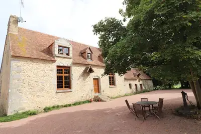 Image de Manoir du XVème siècle : charme, piscine, cheminée, jeux, proche forêt, idéal famille.