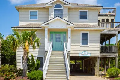 Image de Private pool/spa, rooftop deck, 5min walk to beach
