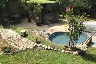 Location saisonnière, bus au cœur d'une forêt au bord du canal du midi