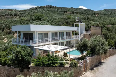Image de Two-story villa with pool close to Kissamos