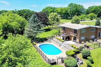 Image de Heated pool & sauna : a Luxury Moraine Hills home