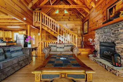 Image de *Cozy 2bd Cabin w\/ Views! Hot Tub + Pool Table! *