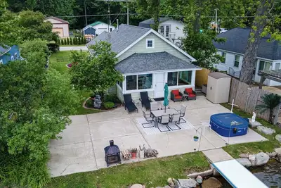 Image de Lakeside Retreat with Massage Chair