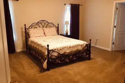 Image de 18 minutes to  Downtown Covington Square Walk of Stars and Great Restaurants