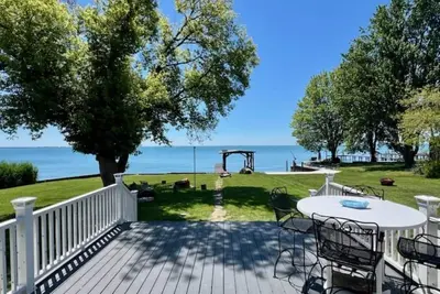 Image de Lake Front completely updated 3 bedroom 2 bath house