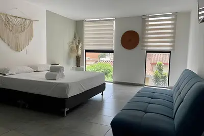 Image de Queen bed and street view!