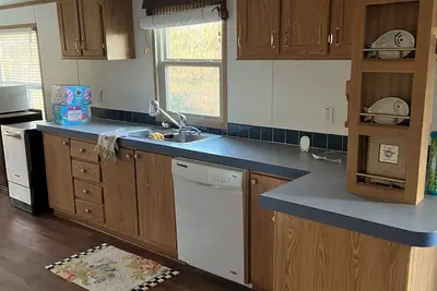 Image de Accommodating up to 12 people w/3 bedrooms, 2 bathrooms & a super-sized firepit.