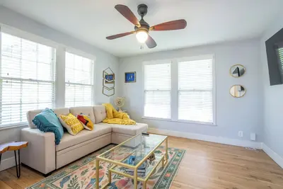 Image de Unique, Artsy Bungalow, Walk to South Congress. Pet Friendly!