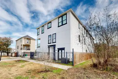 Image de Modern luxury townhome with private balcony, & high-speed WiFi