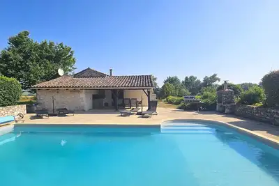 Image de La Noisette, une maison de vacances familiale pour 6 adultes et 2 enfants avec piscine privée.