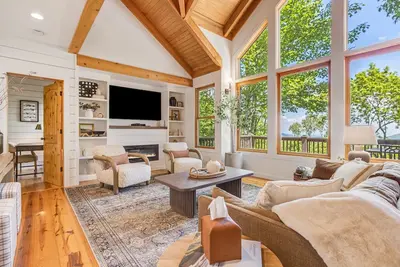 Image de Escape to Sapphire: Luxurious Home with Panoramic Mountain Views