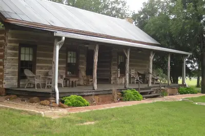 Image de Granbury Log Cabin - West Cabin - Two seperate cabins under one roof