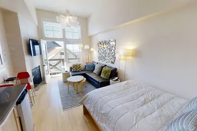 Image de Chic Highland House Studio with Village Balcony by RedAwning