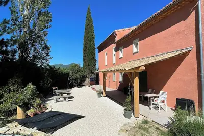 Image de Grand appartement pour 4 personnes dans une maison avec piscine
