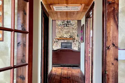 Image de Quaint lodge wonderful for retreats, reunions, weddings, and relaxation!