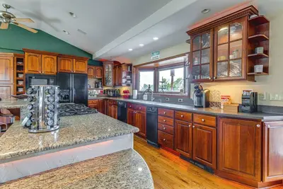 Image de Stylish Aurora Farmhouse w\/ Deck, Animals On-Site!