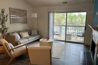 Image de Dog-Friendly lakefront apartment with shared pool and boat slip.