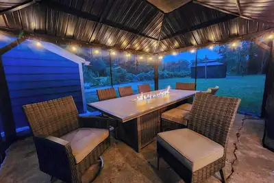 Image de Modern Home 2 Firepits w/ Dining