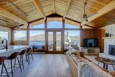 Image de Tranquil lake view retreat in the Okanagan. Hot tub and Pet-Friendly!
