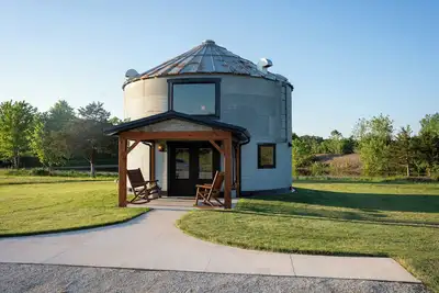 Image de Escape to Iron Ridge Silo: A Cozy, Luxurious Grain Bin Retreat