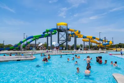 Image de 5 Beds 4 Baths. 15 Mins to Dt Denver. Property in Arvada with many amenities!