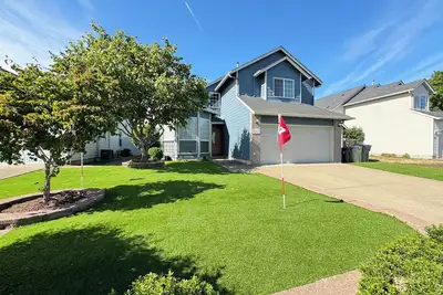 Image de Modern Vacation Home w/ hottub, pool table. Next to lovely park. Shopping nearby