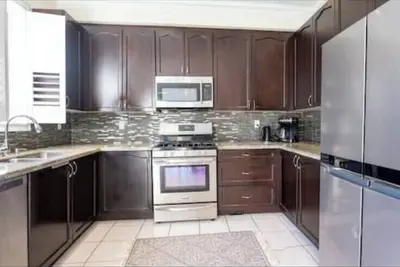 Image de 4-Bedroom House Pickering
