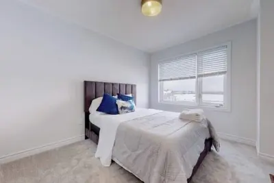 Image de Entire Modern Townhouse Ajax