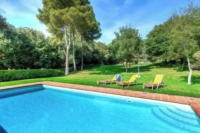 Maison de vacances 'Can Pujadas' avec vue sur les montagnes, piscine privée et Wi-Fi