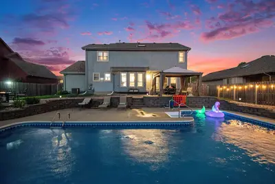 Image de Papillion Heated Saltwater Pool House